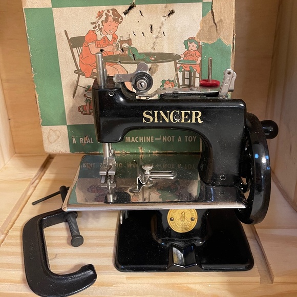 Vintage 1950s Singer Child’s Sewing Machine Model No. 20 w/ Original Box & Clamp - Picture 9 of 10
